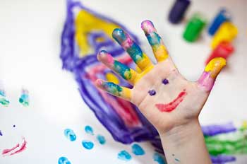 Kinderhand mit Fingerfarbe
