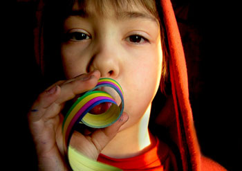 Ein Junge blässt eien Luftschlange